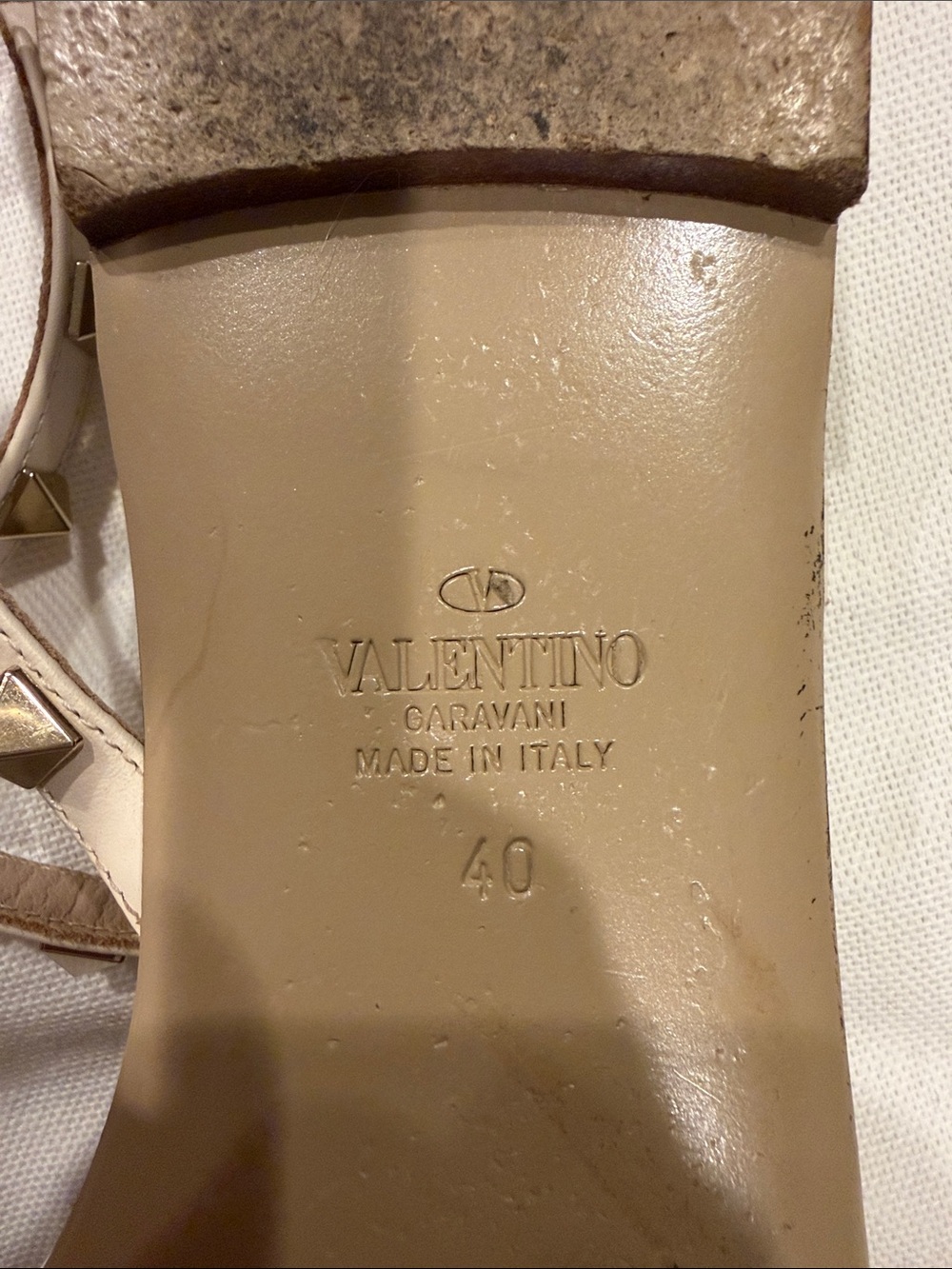 Valentino Garavani Cream Leather Rockstud T-Strap Flat Sandals - Picture 3 of 4